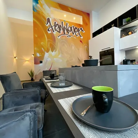 Rbj Loft Hannover-linden - Graffiti Und Parkplatz * Hannover